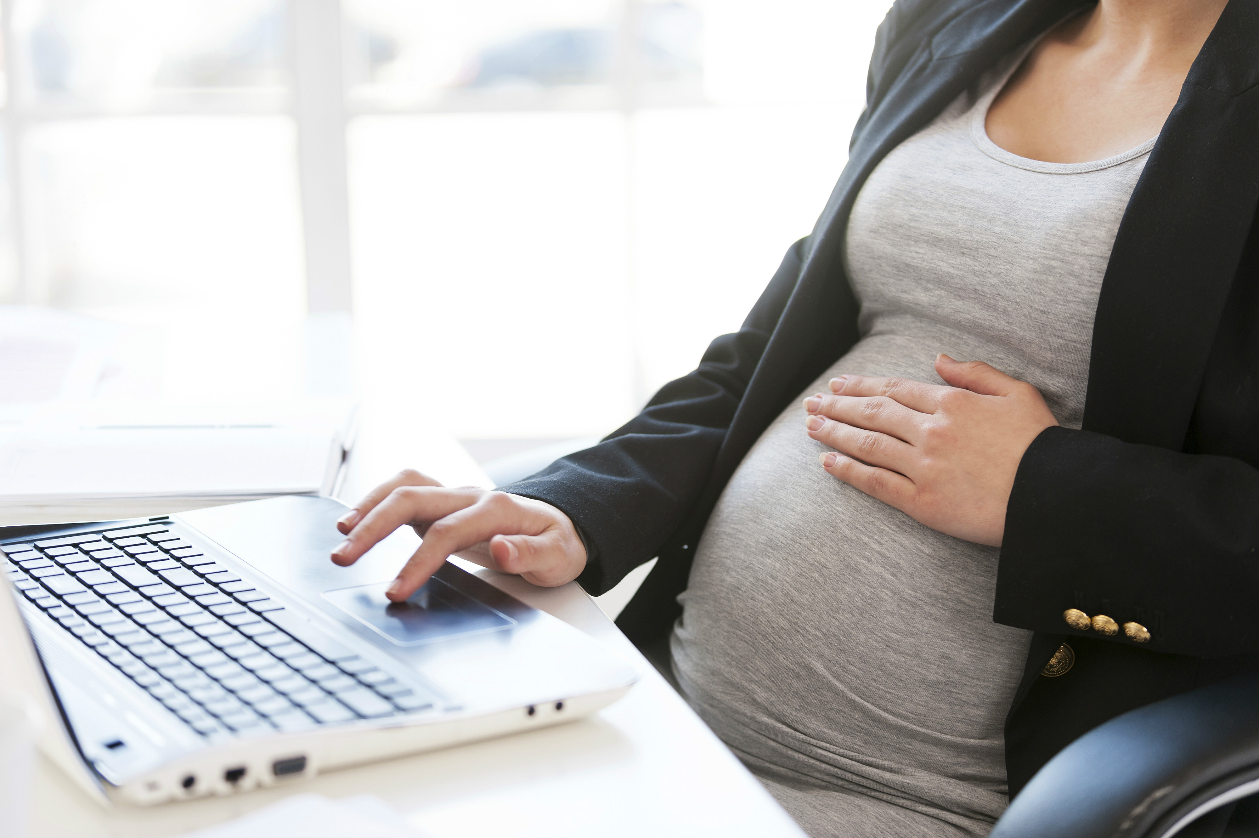 Pregnant-woman-working-on-laptop